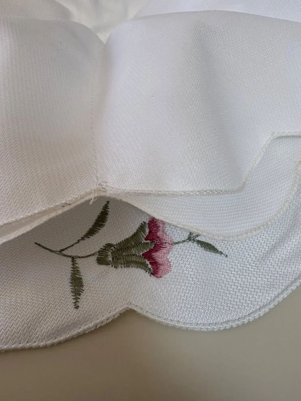 New Embroidered  Roll Holder Bread Basket Liner  Polyester Scalloped White Flora